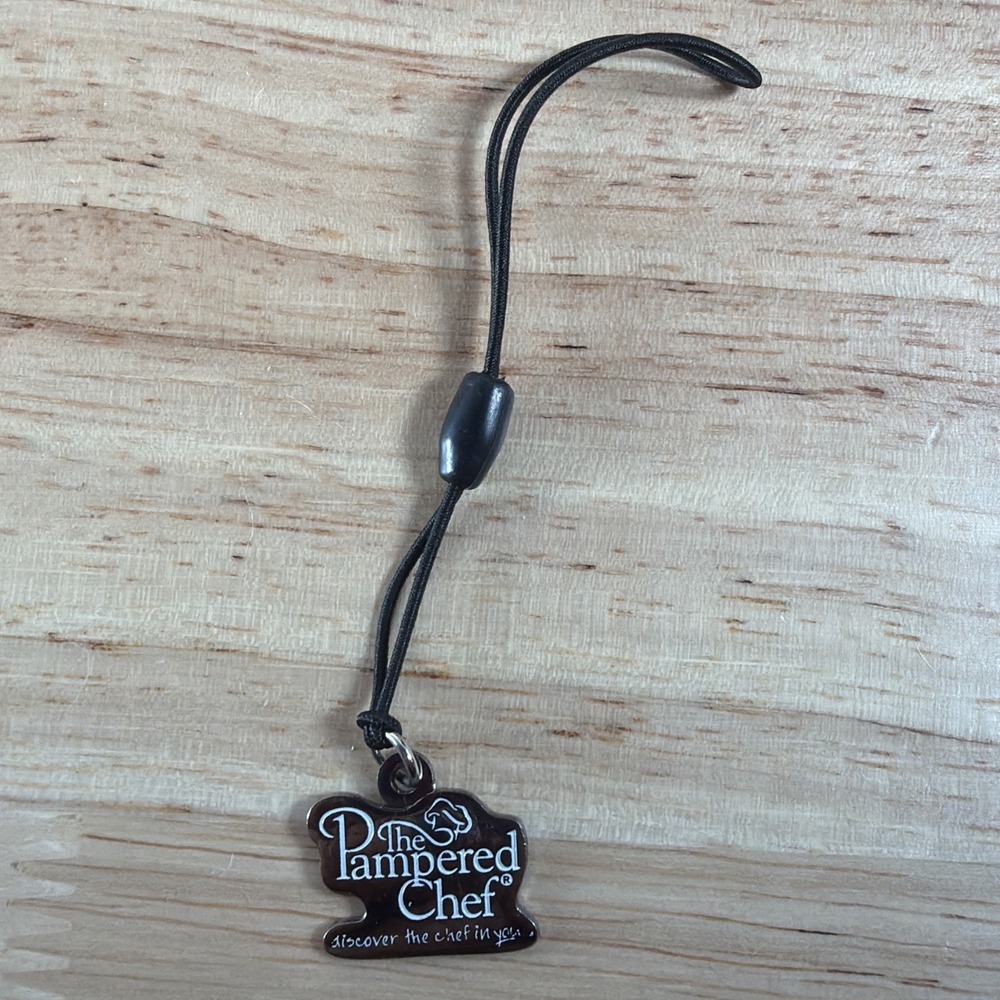 Pampered Chef Small Metal Charm Tag Enamel On Stretchy Band .5 Inch